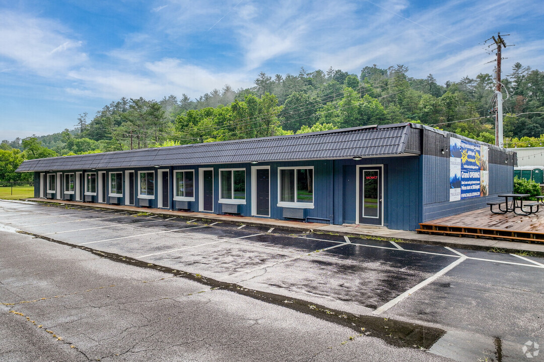 7052 E Lamar Alexander Pky in Townsend, TN - Building Photo