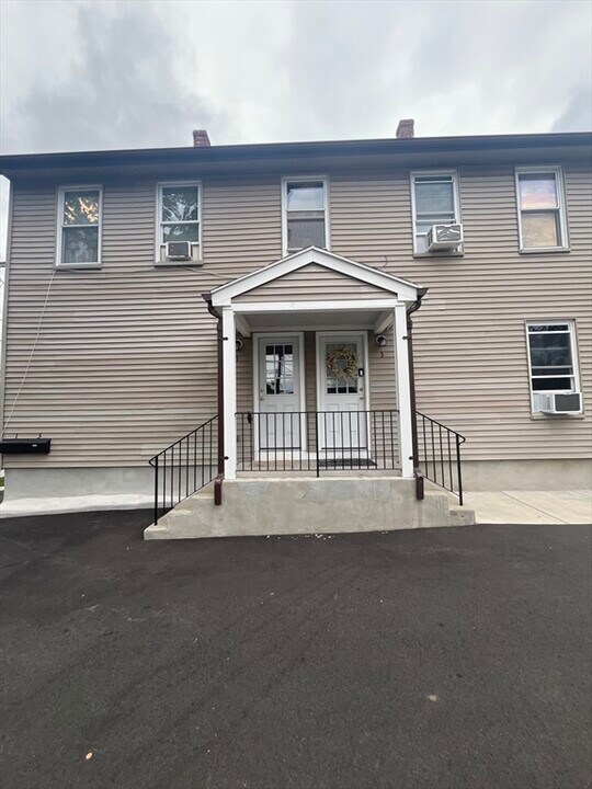 57 Wright St in Stoneham, MA - Building Photo