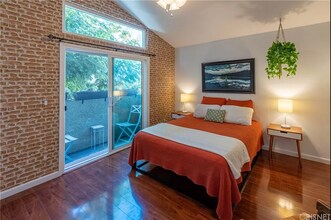 1554 N Hobart Blvd, Unit 2 in Los Angeles, CA - Foto de edificio - Building Photo