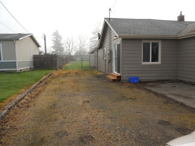 1795 S 9th St in Lebanon, OR - Building Photo - Building Photo