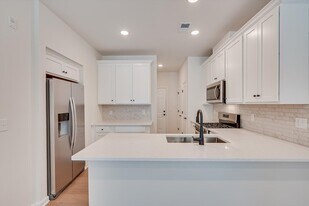 317 Sadie Cir, Unit 317 Sadie Circle in New Brunswick, NJ - Building Photo