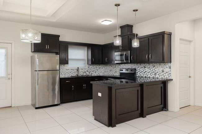 812 E Myrtle Beach Ave, Unit 2 in McAllen, TX - Foto de edificio - Building Photo