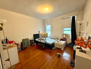 1911 Beacon St, Unit 3 in Brookline, MA - Foto de edificio - Building Photo