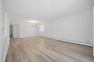 2556 Waterbury Dr in Woodridge, IL - Building Photo - Building Photo