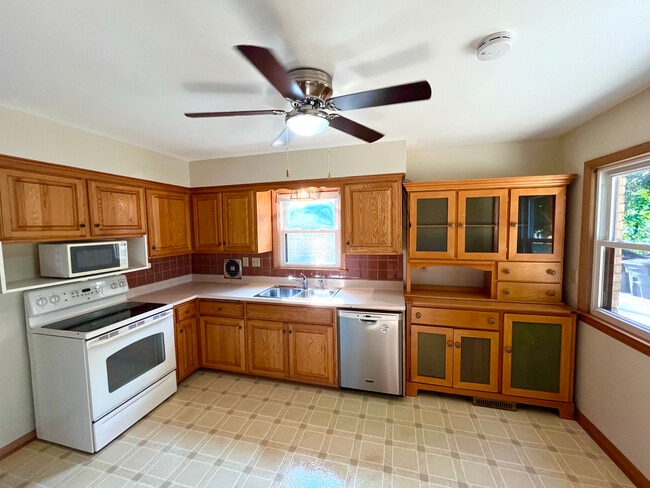 1661 N 116th St, Unit 1661 N 116th St - Lower in Wauwatosa, WI - Building Photo - Building Photo