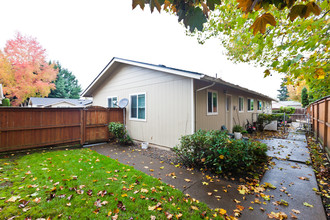 1341 W Hayes St in Woodburn, OR - Foto de edificio - Building Photo