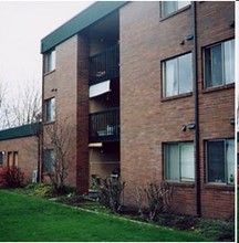 Rainier View Apartments in Puyallup, WA - Building Photo - Building Photo