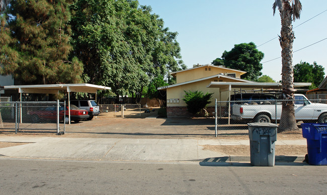 4445 E Hedges Ave in Fresno, CA - Foto de edificio - Building Photo