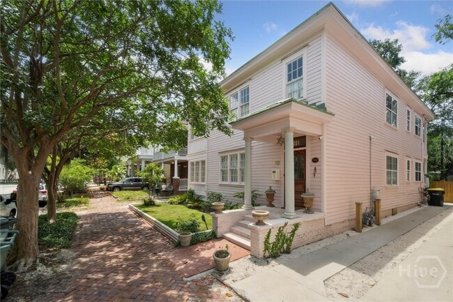 property at 211 W 40th St
