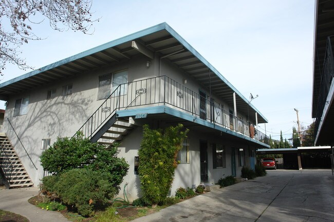 1104 Roewill Dr in San Jose, CA - Foto de edificio - Building Photo