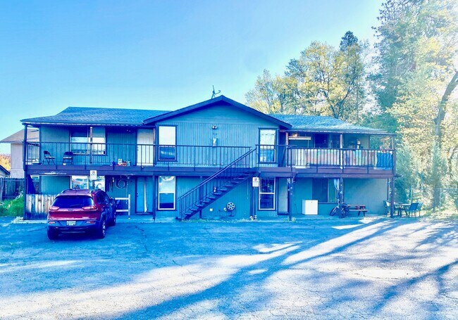 320 Independence Cir-Unit -Unit D in Phoenix, OR - Building Photo - Building Photo