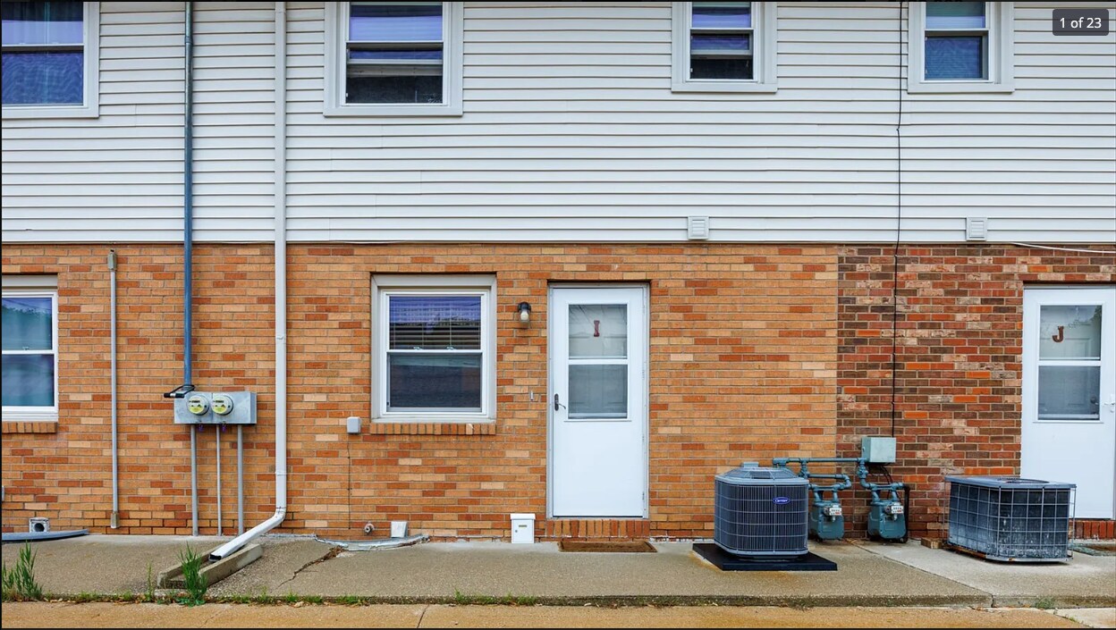 105 E Lincoln St in Normal, IL - Building Photo