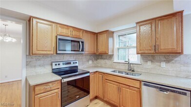 23613 E Baintree Rd in Beachwood, OH - Foto de edificio - Building Photo