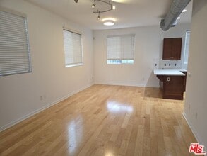 5350 Playa Vista Dr in Los Angeles, CA - Foto de edificio - Building Photo