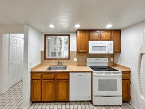 7571 Old Redmond Rd in Redmond, WA - Building Photo - Building Photo