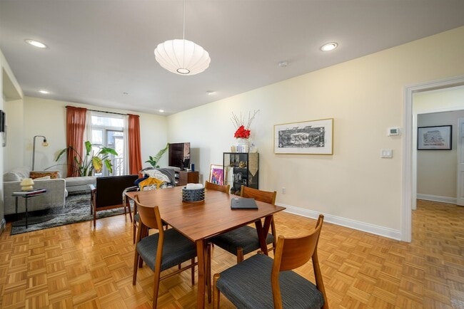 207 Shearwater Ct W, Unit 54 in Jersey City, NJ - Foto de edificio - Building Photo