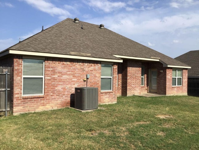 1620 Northview Dr in Grand Prairie, TX - Foto de edificio - Building Photo