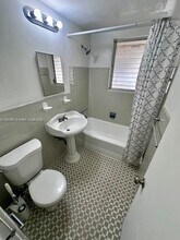 30 Park Dr in Bal Harbour, FL - Foto de edificio - Building Photo