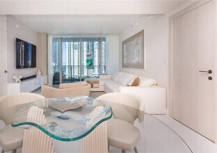 92 SW 3rd St, Unit 1711 in Miami, FL - Building Photo - Building Photo