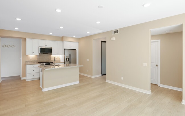 1100 Lasso Way, Unit 203 in Mission Viejo, CA - Building Photo - Building Photo