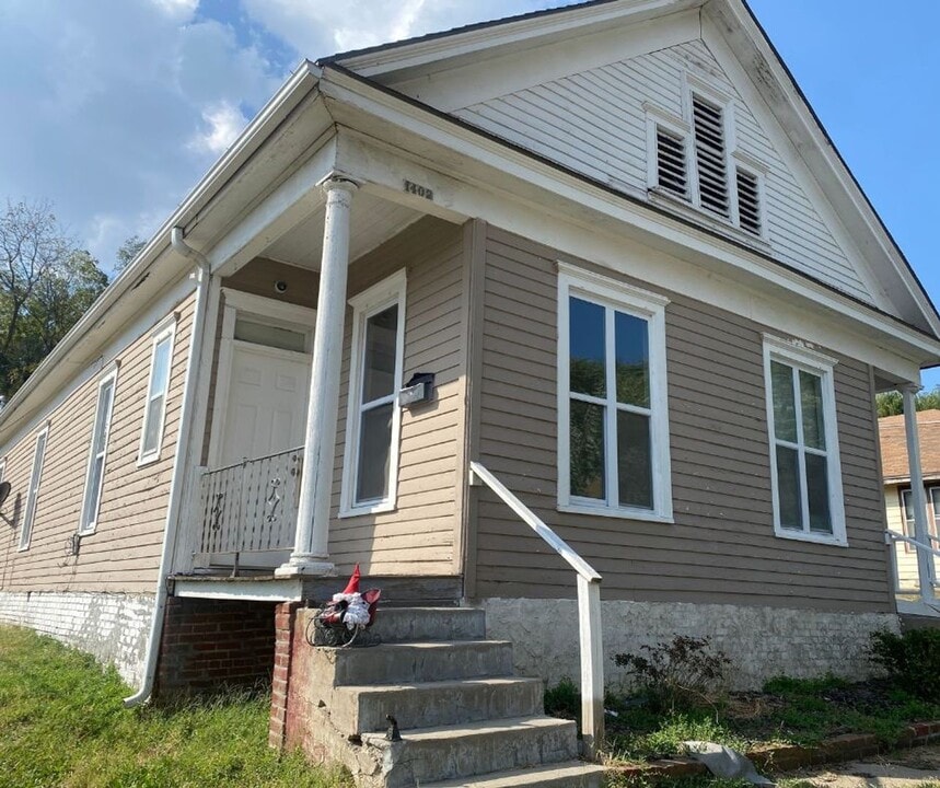 1402 Prospect Ave in St. Joseph, MO - Building Photo