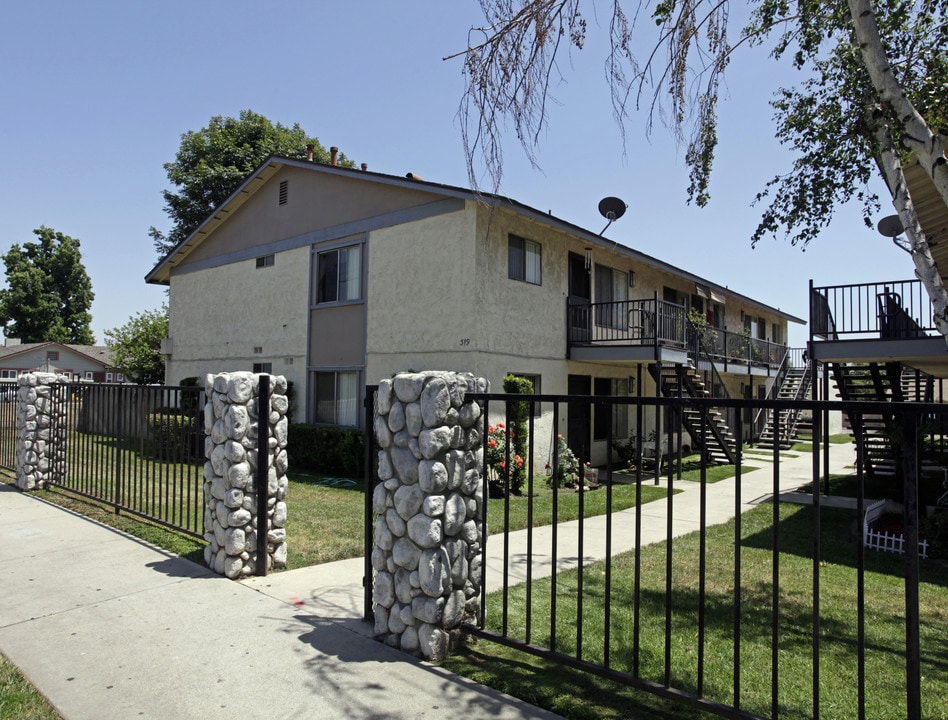 319 W Francis St in Ontario, CA - Foto de edificio