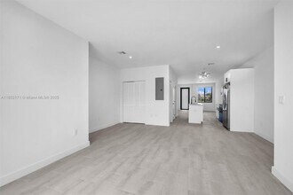 309 NW 7th Ct in Hallandale Beach, FL - Foto de edificio - Building Photo