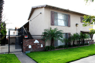 2114 S Mallul Dr in Anaheim, CA - Foto de edificio - Building Photo