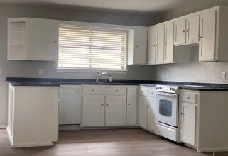 10047 S Fairview Dr in Oklahoma City, OK - Foto de edificio - Building Photo