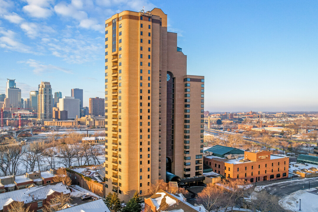 La Rive Condominiums in Minneapolis, MN - Building Photo