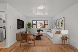 671 Bronx River Rd in Yonkers, NY - Building Photo