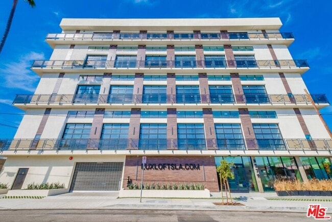 3279 San Marino St in Los Angeles, CA - Building Photo - Building Photo
