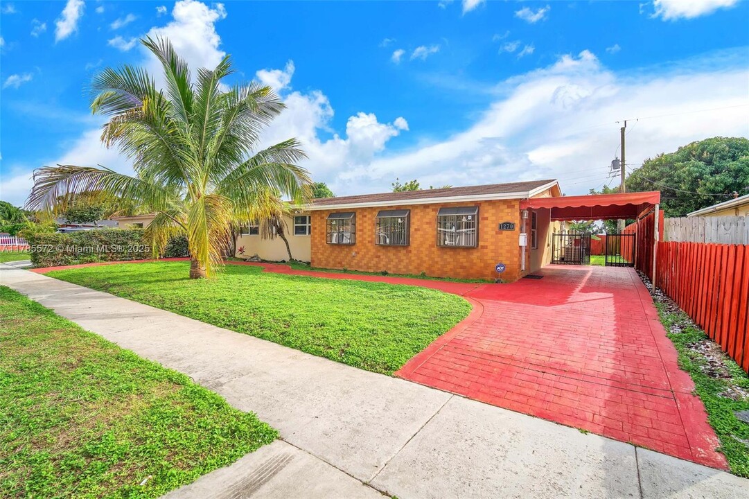 1270 NW 174th St in Miami, FL - Foto de edificio