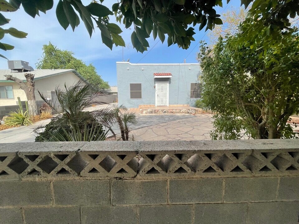 242 S 15th Ave in Yuma, AZ - Building Photo