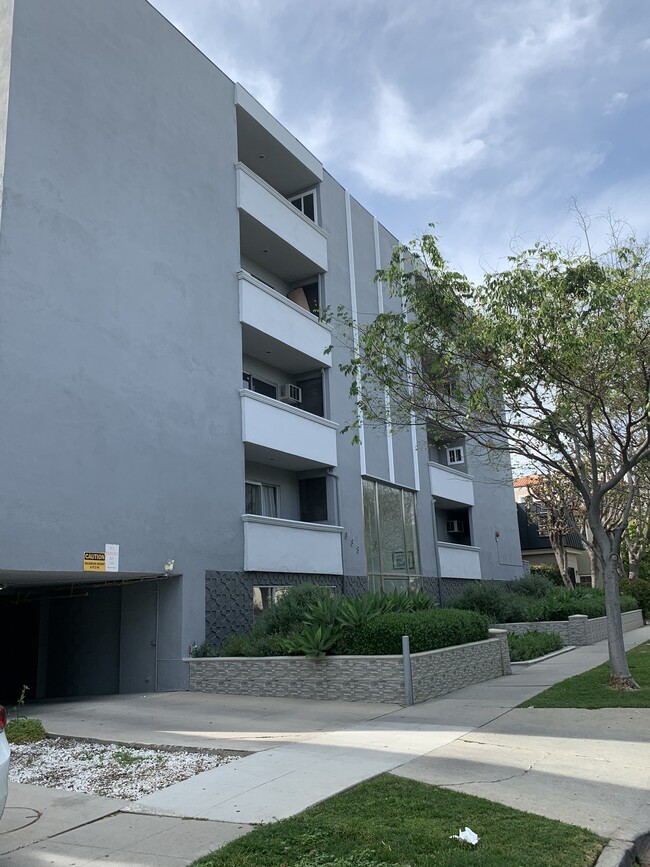 Live The  Beverly Hills Lifestyle Today in Beverly Hills, CA - Foto de edificio - Building Photo