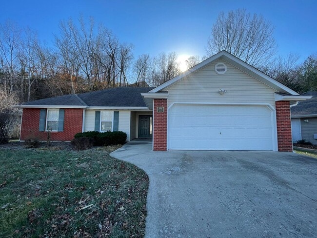 property at 904 Manhattan Dr