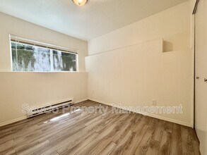 5556 SW Beaverton Hillsdale Hwy in Portland, OR - Building Photo - Building Photo