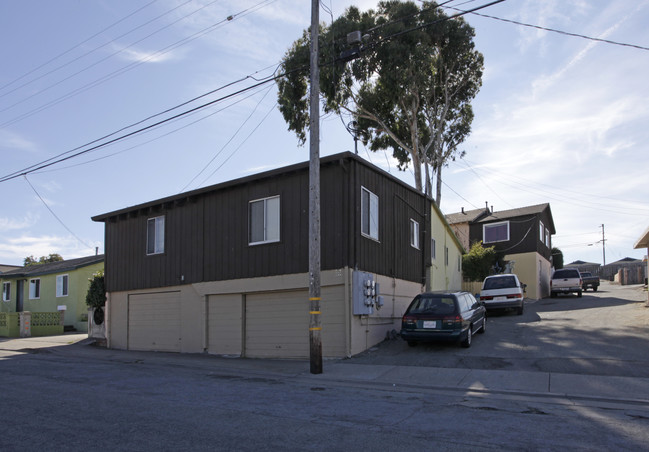 1486 Fremont Blvd in Seaside, CA - Foto de edificio - Building Photo