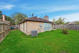 7011 Lost Thicket Dr in Houston, TX - Building Photo - Building Photo
