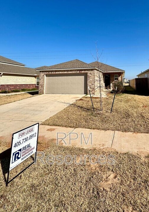 12013 SW 31st St in Mustang, OK - Building Photo