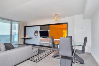 1100 West Ave, Unit Bay view balcony Suite 4 in Miami Beach, FL - Foto de edificio - Building Photo