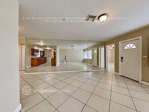 7041 SW 27th St in Miramar, FL - Foto de edificio - Building Photo