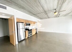 350 E Locust St in Des Moines, IA - Building Photo - Building Photo