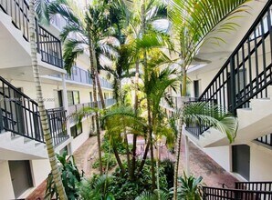 3240 Mary St in Miami, FL - Building Photo - Building Photo