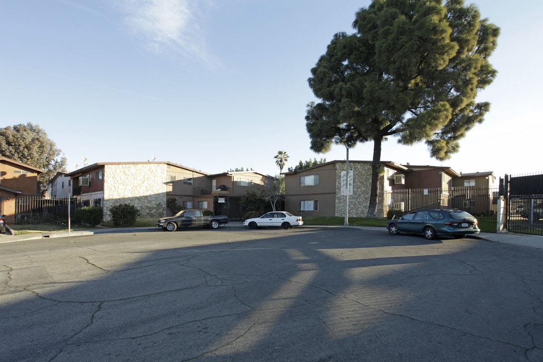 Pasadena Apartments in Pomona, CA - Foto de edificio