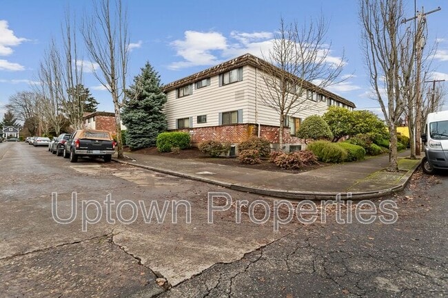 8063 NE Flanders St in Portland, OR - Building Photo - Building Photo