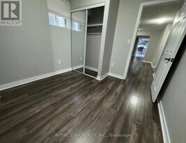 32 Golden Springs Dr in Brampton, ON - Building Photo