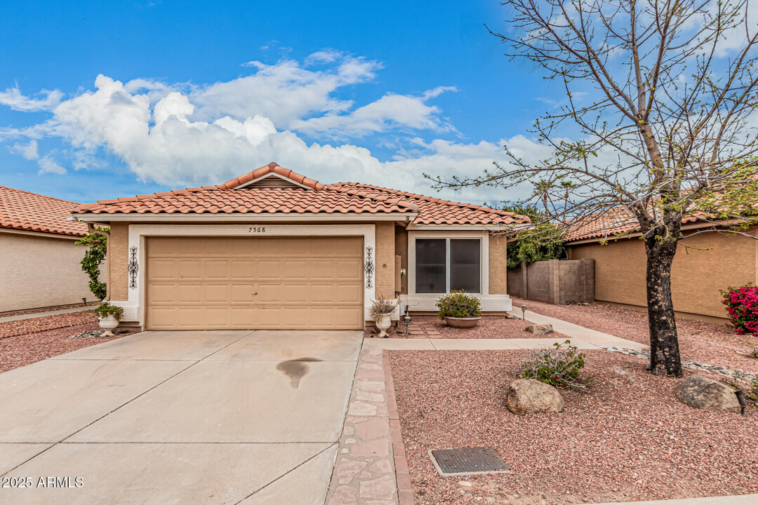 7568 W Kerry Ln in Glendale, AZ - Building Photo