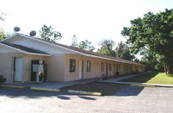 2406 11th St W in Bradenton, FL - Foto de edificio - Building Photo