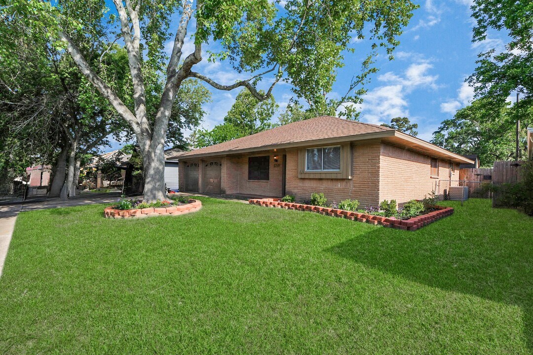 730 Columbia Ln in Deer Park, TX - Building Photo